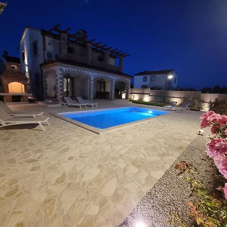 Villa Brioni With Pool By Rentistra Cabrunici ภายนอก รูปภาพ