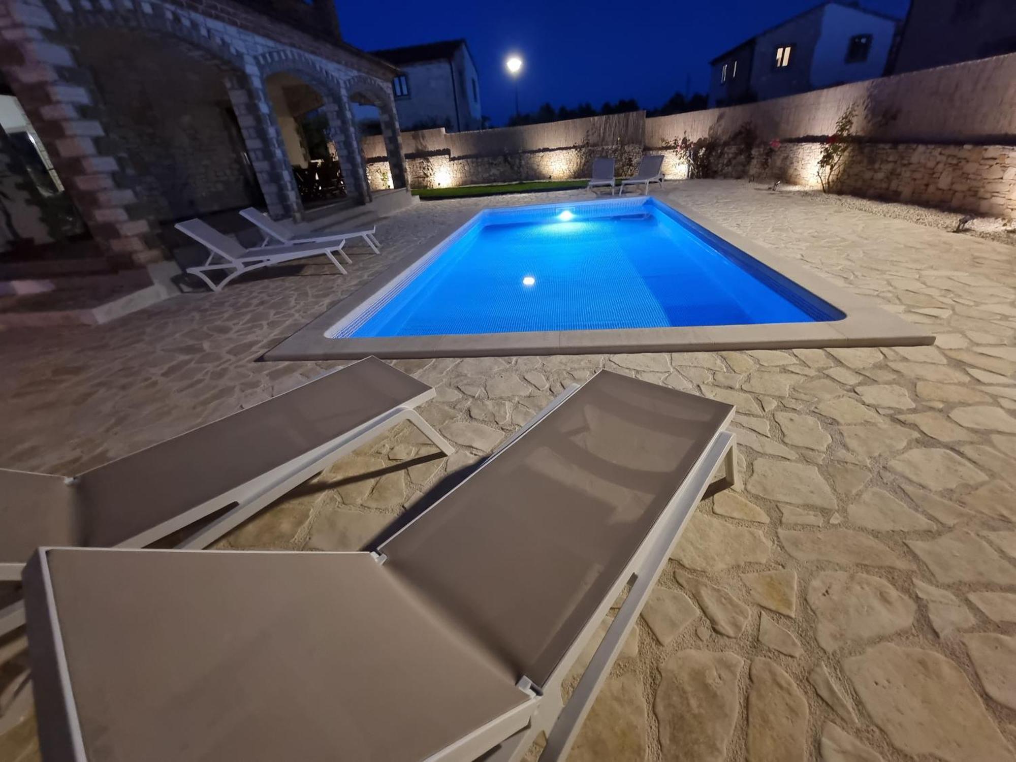 Villa Brioni With Pool By Rentistra Cabrunici ภายนอก รูปภาพ